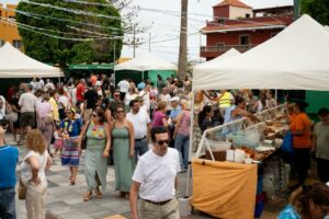El Mercadillo y los coches clásicos ponen el broche a las fiestas de Barrial 2026