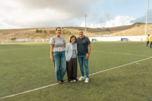 Carolina Darias visita el campo de fútbol Juan Guedes para conocer las necesidades de la UD Tamaraceite